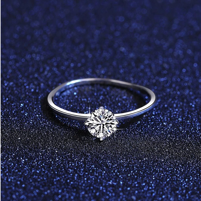 Elegant 18K White Gold 925 Sterling Silver 0.5CT Round Moissanite Ring