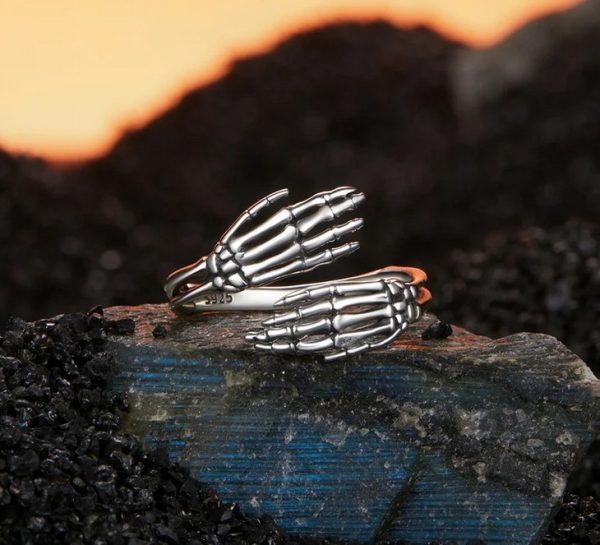 Retro 925 Sterling Silver Skeleton Hand Adjustable Hug Ring (Size 7-10) - Image 3