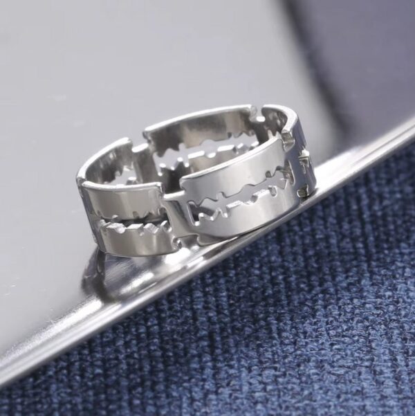 Unisex Stainless Steel Polished Razor Blade Design Creative Ring - Image 2