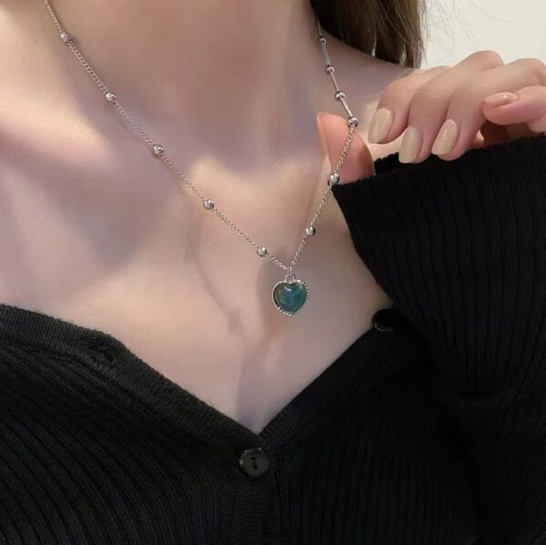 Elegant Color Changing Temperature Mood Heart Pendant Necklace - Image 4