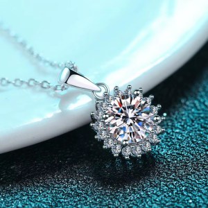 Exquisite 18K 925 Sterling Silver 2CT Halo Flower Moissanite Pendant Necklace