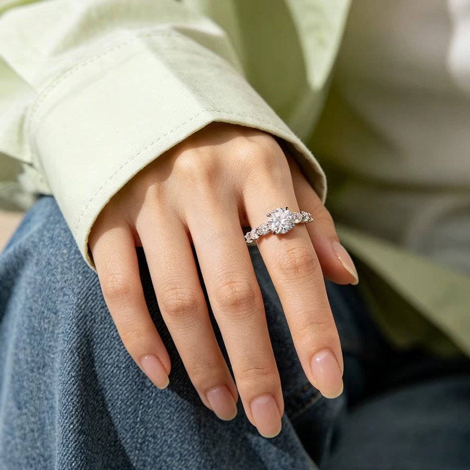 Exquisite 18K S925 Sterling Silver 3.2CT Brilliant Round Cut Full Moissanite Ring - Image 3