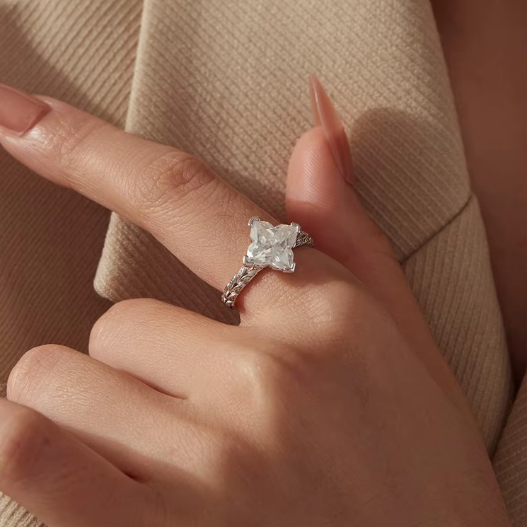 Exquisite 18K 925 Sterling Silver 2.5CT Four-Leaf Clover Moissanite Ring (Size 6-8) - Image 4