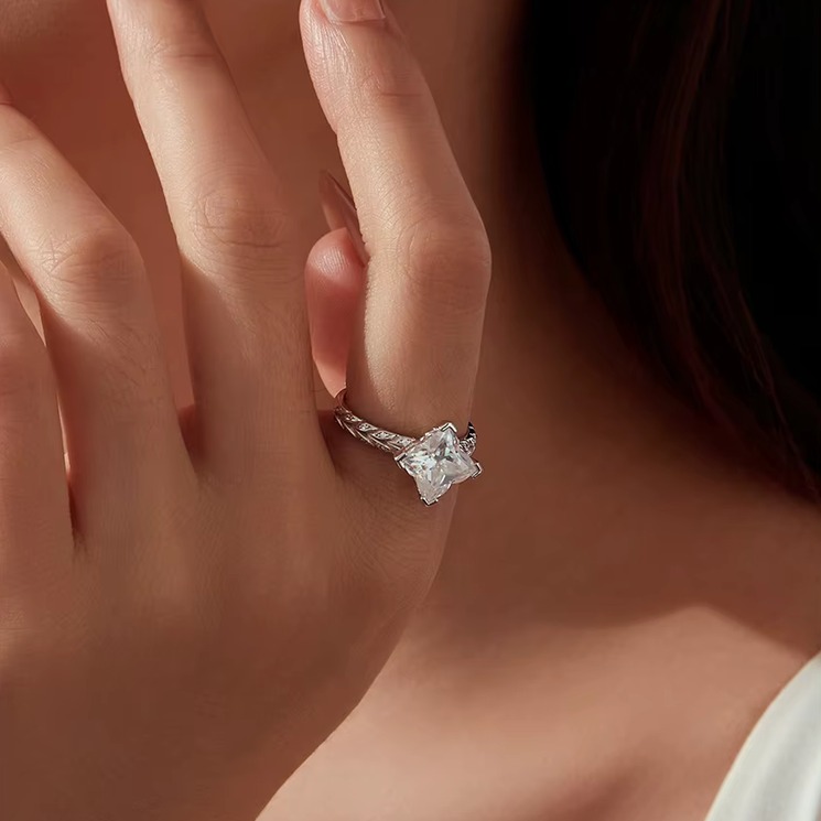 Exquisite 18K 925 Sterling Silver 2.5CT Four-Leaf Clover Moissanite Ring (Size 6-8) - Image 2